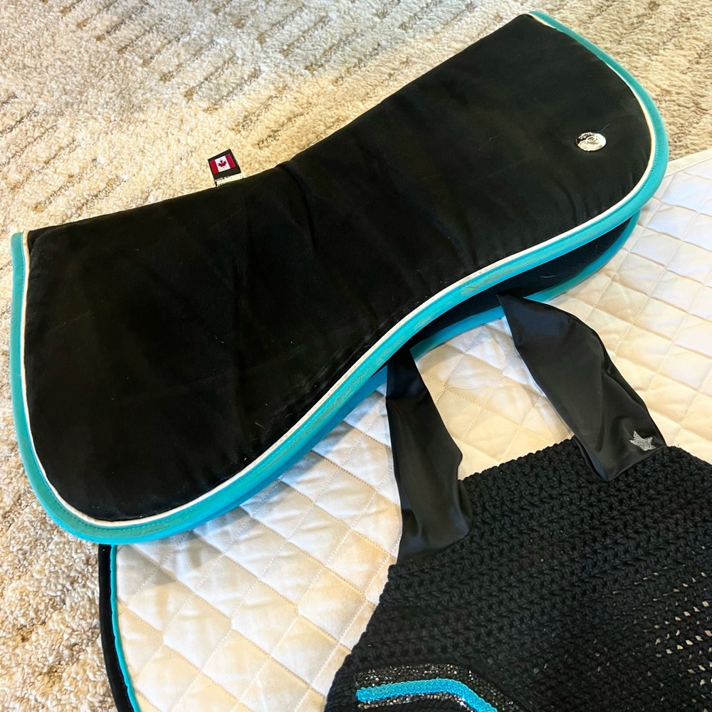 Ogilvy and Equstar matching horse saddle pads and bonnet - Picture 4 of 10